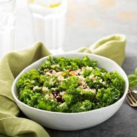 salade fraîche et saine avec chou frisé et quinoa photo