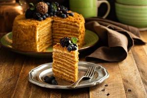 gâteau au caramel avec glaçage au miel et à la crème photo