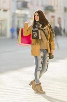jeune femme au shopping photo