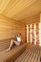 jeune femme relaxante dans le sauna photo