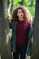 mignon, cheveux bouclés, adolescente, dans, forêt automne photo