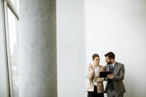 jeunes avec tablette près du mur au bureau photo