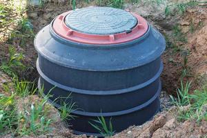 installation d'un réservoir souterrain pour le système d'égouts photo