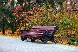 banc classique dans un parc photo