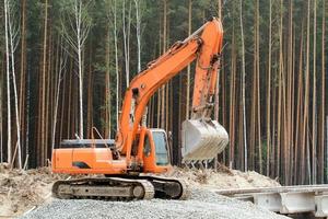 engin de terrassement lourd dans la forêt photo