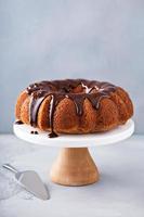 gâteau Bundt à la vanille avec glaçage au chocolat photo