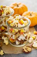 mélange montagnard d'halloween fait maison avec pop-corn, bretzels et noix photo