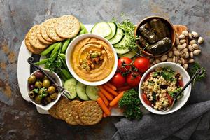 plateau de houmous et légumes avec salade de céréales photo