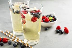 sangria rouge, bleue et blanche photo