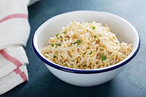 riz pilaf dans un bol blanc photo