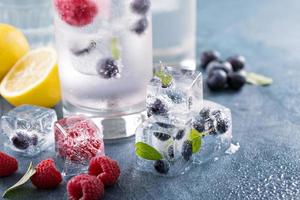 eau pétillante avec glace aux baies et aux herbes photo