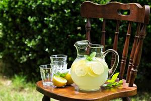 limonade traditionnelle en pichet photo