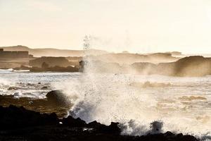 énormes vagues de la mer photo