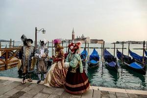 personnes non identifiées portant des masques de carnaval au carnaval de venise à venise, italie, vers février 2022 photo