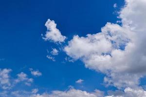 beauté d'été nuages dégradés bleus avec des nuages clairs au soleil calme temps d'hiver lumineux paysage turquoise lumineux pendant la journée, flou de mouvement, bruit et gain. photo