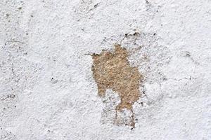 vue rapprochée sur les murs en béton vieilli blanc avec des fissures et beaucoup de structure photo