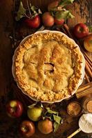 tarte aux pommes décorée de feuilles d'automne photo