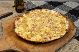 pizza brésilienne au poulet râpé avec fromage à la crème photo