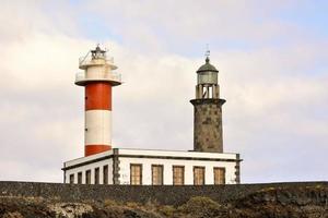 phare en bord de mer photo