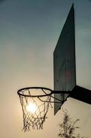 panier de basket et coucher de soleil photo