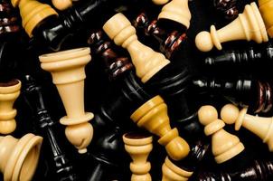 texture d'échecs sur fond noir photo