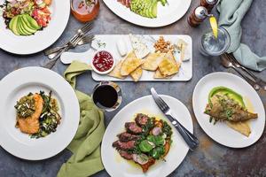 grande table à dîner vue aérienne avec steak et poisson photo