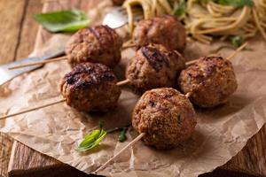 boulettes de dinde sur des brochettes en bois photo