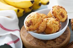 muffins aux bananes sur une grille de refroidissement photo