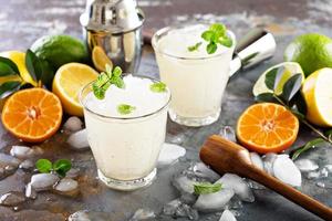 cocktail d'été rafraîchissant avec de la glace pilée photo