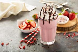 milk-shake aux fraises avec crème fouettée photo