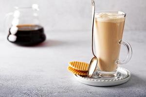 café au lait à la vanille dans un grand verre photo