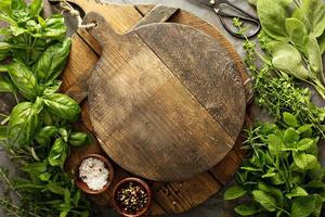 cuisiner avec des herbes fraîches photo