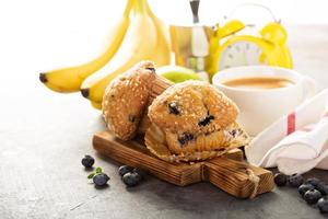 muffins aux myrtilles et bananes avec café pour le petit déjeuner photo