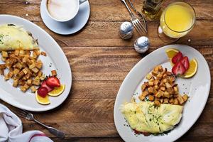 table de petit déjeuner avec omelette, café et jus d'orange photo