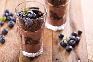 parfait au pouding au chocolat avec miettes de biscuits photo