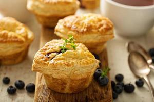 pâtes feuilletées fourrées au fromage et aux baies photo