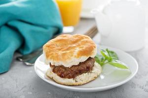 petit-déjeuner biscuit à la saucisse photo