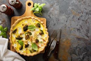 quiche saine aux légumes et au saumon photo