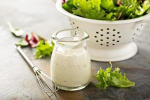 vinaigrette ranch maison dans un petit pot photo