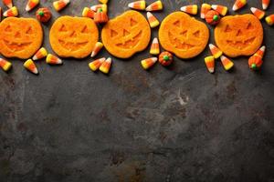 biscuits et bonbons à la citrouille d'halloween photo