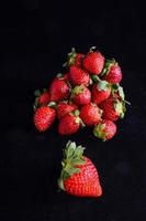 fraises sur fond noir photo