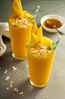 smoothie mangue au miel et noix de coco photo