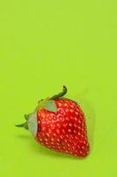 fraise sur fond vert photo