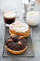 beignets au chocolat et aux amandes avec café photo