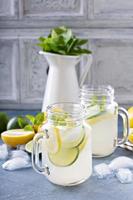 limonade aux agrumes frais dans des bocaux Mason photo