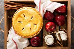 tarte aux pommes dans une caisse en bois photo