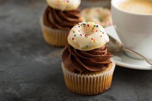 cupcakes avec glaçage au chocolat et petits beignets photo