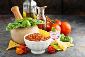 salsa de tomates épicée maison avec légumes et huile d'olive photo