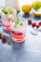 limonade citron framboise pour les jours d'été photo