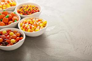 bonbons d'halloween et pépites dans des bols blancs photo